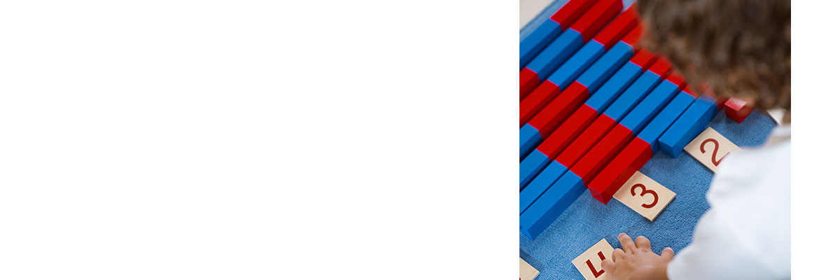 Montessorimaterialen voor rekenen maken wiskunde tastbaar. 