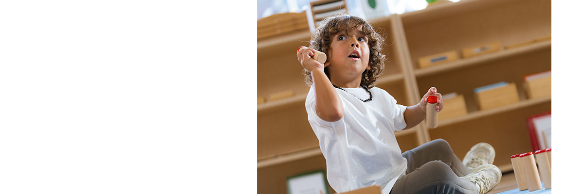 Montessorimaterialen voor sensorisch leren verfijnen de zintuigen