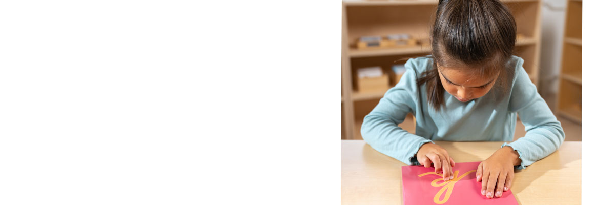 Letterdoosjes, zandpapieren letters en bewegend alfabet helpen kinderen klanken verkennen, woorden vormen en vloeiend leren lezen en schrijven.