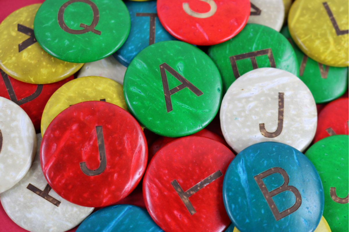 Kokosnoot letters assorti 25 mm, 52 stuks