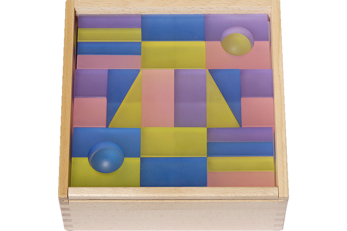 Transparante blokken pastel in een houten kist