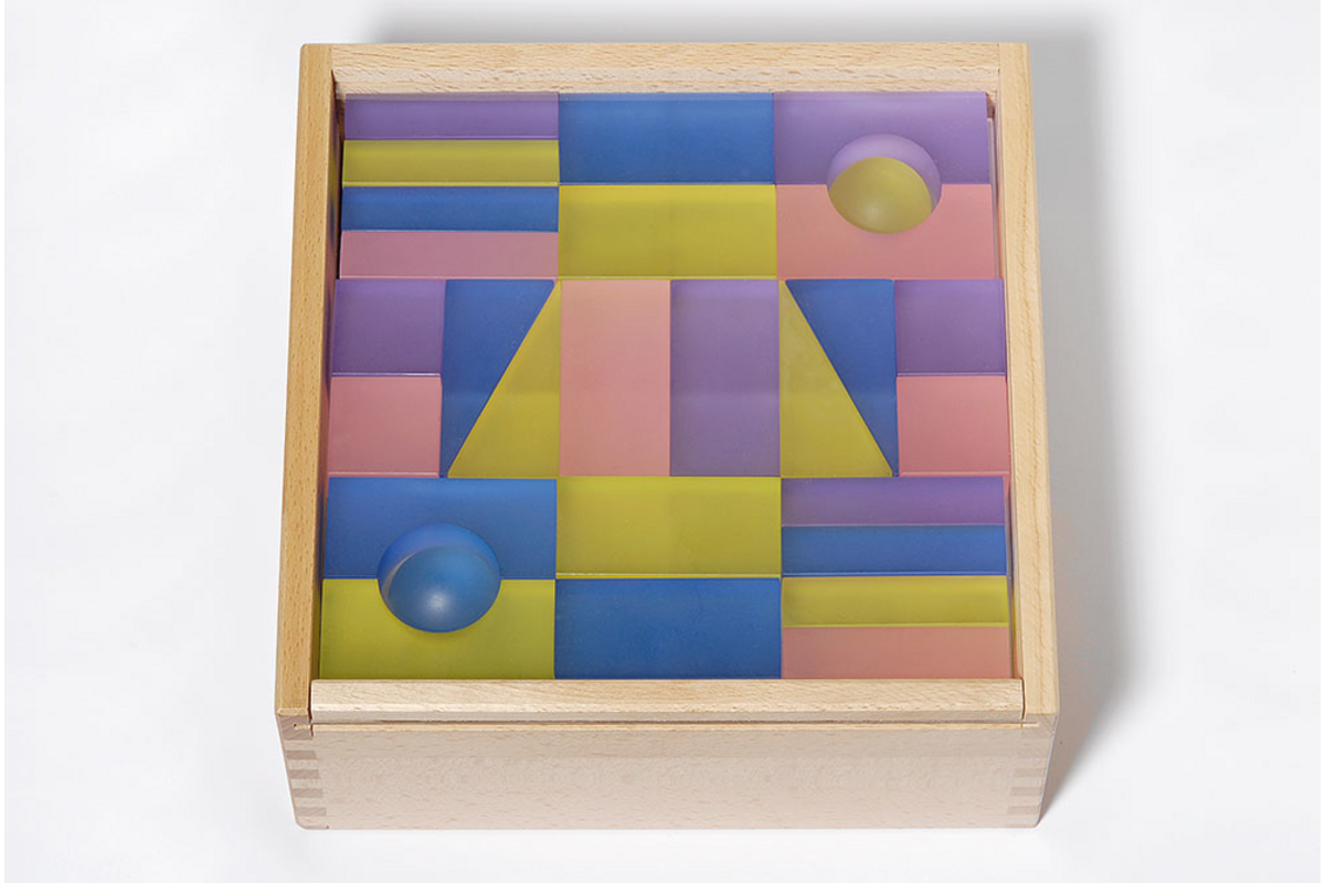 Transparante blokken pastel in een houten kist