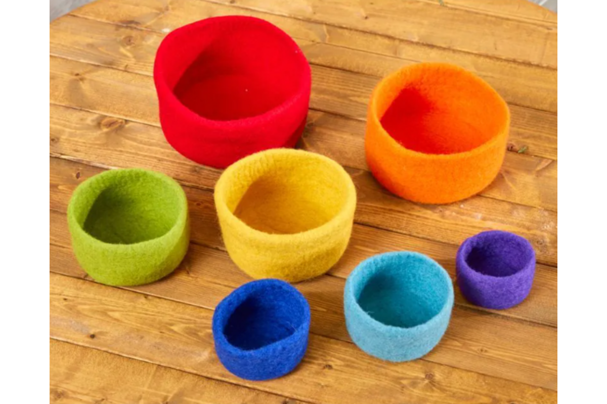 Regenboog nestelkommen, 7 stuks van vilt