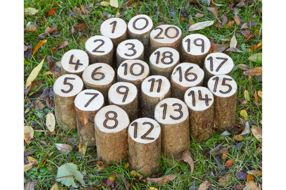 Paaltjes van hout met cijfers, speciaal voor buiten