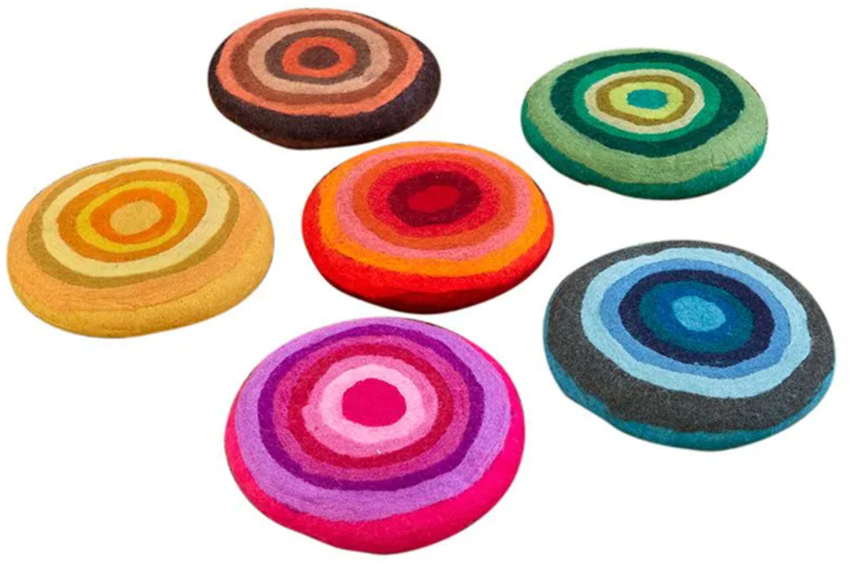 Regenboog poefjes van Vilt, 6 stuks van 30 cm doorsnede