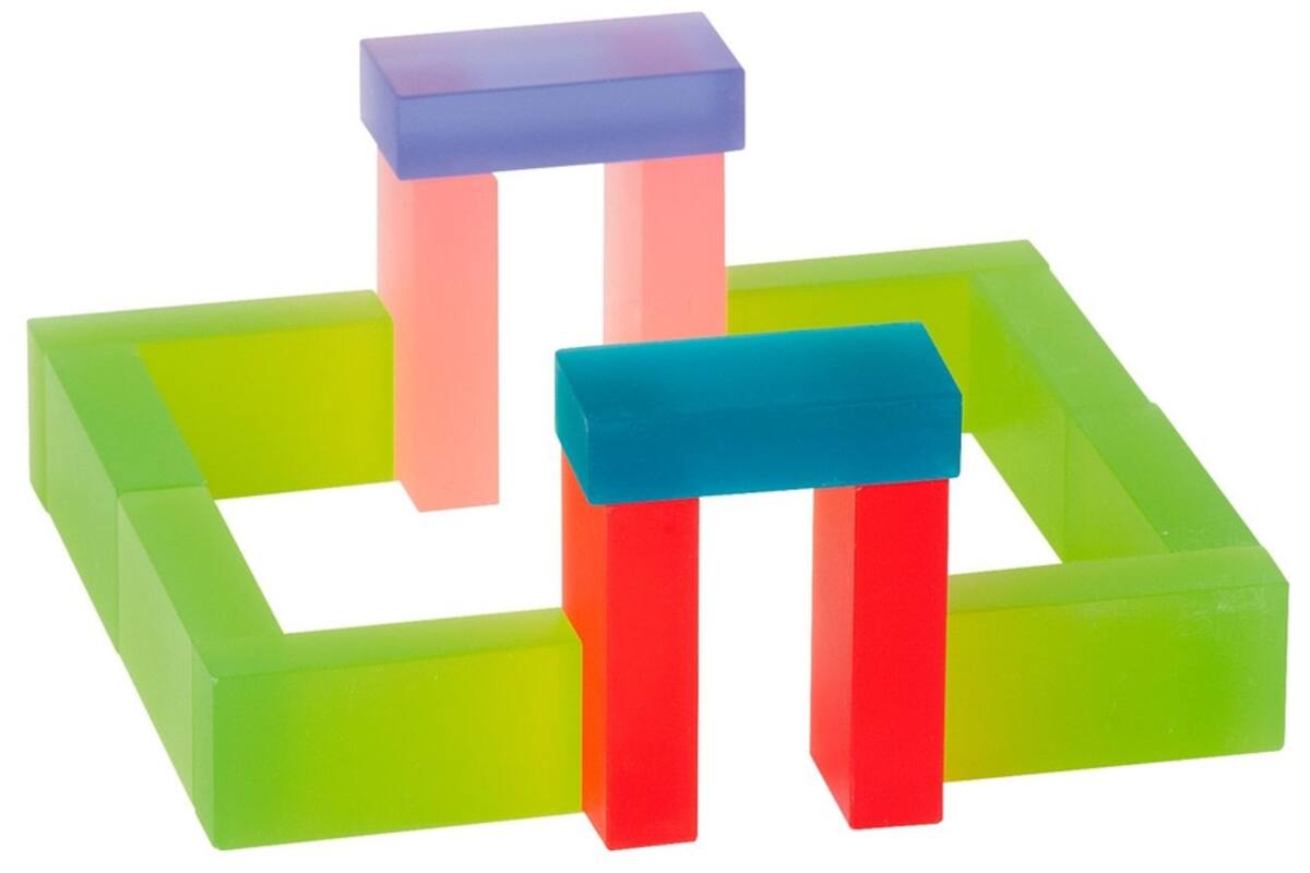 Transparante blokken in een houten kist, Licht
