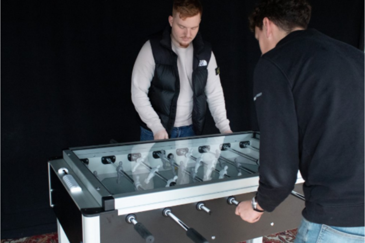 Voetbaltafel SafePlay met afdekglasplaat en telescoopstang, speelklaar