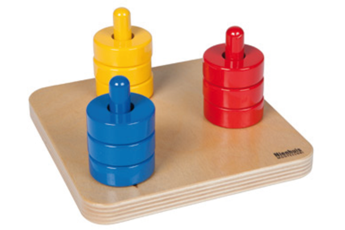 Gekleurde ringen op gekleurde pennen