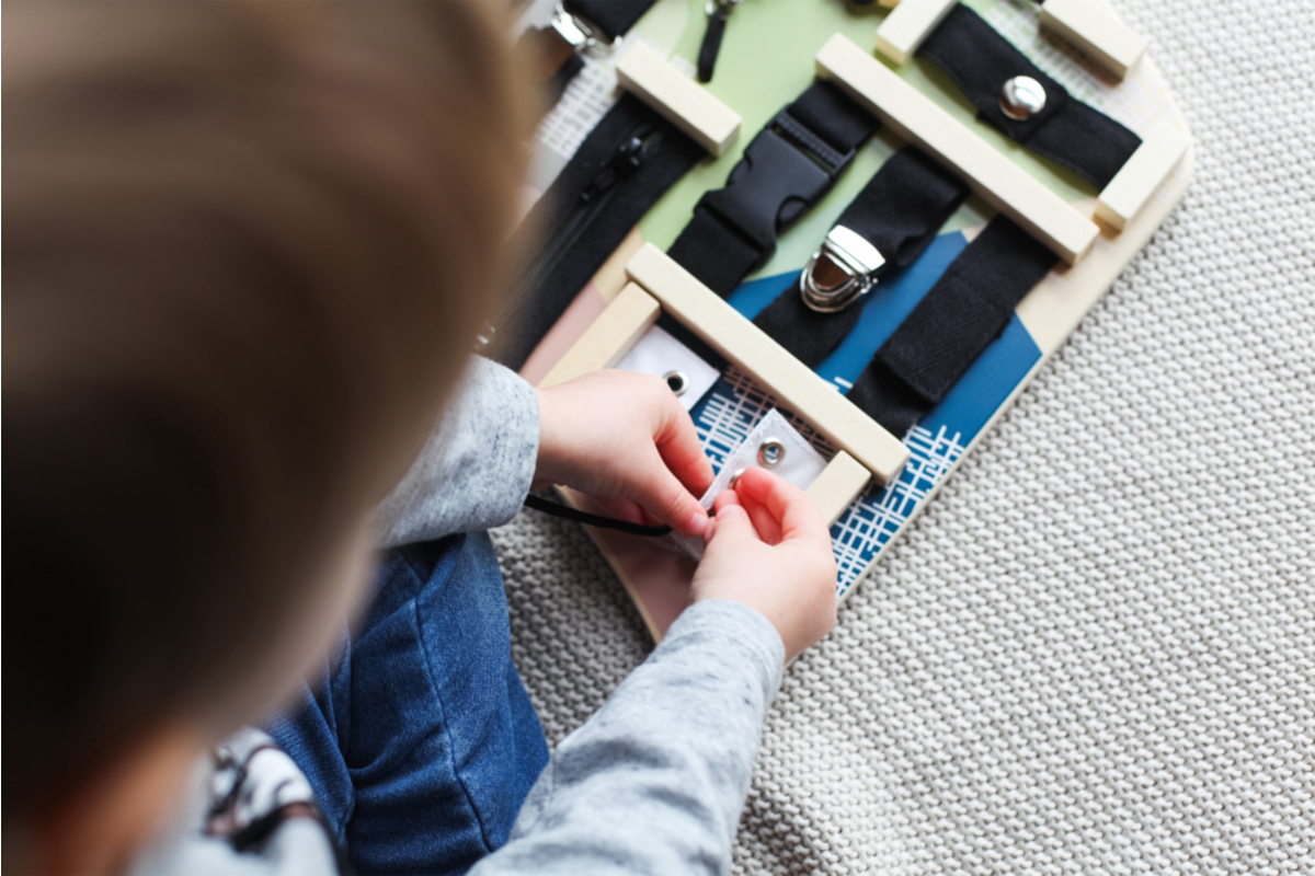 Small Foot - Houten Activiteitenbord Vergrendelingen en Verbindingen
