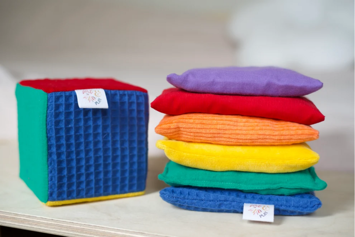 Pittenzakjes sensorisch | regenboog, 6 stuks + dobbelsteen