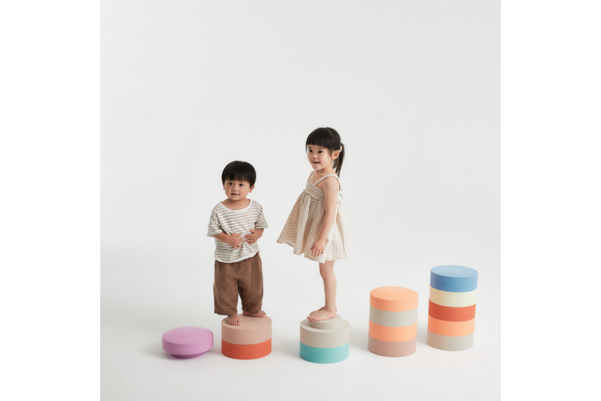 Moes Play - Rainbow chair