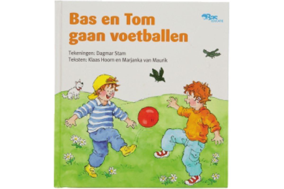 Bas en Tom gaan voetballen