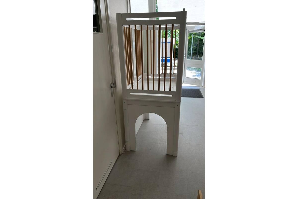 Box hoog Classic enkel wit, spijlen hout, onderstel ‘semi dicht’