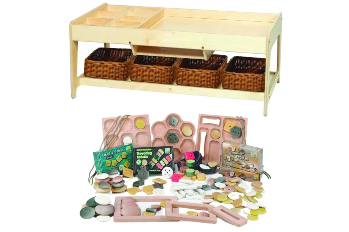 Onderzoekstafel met 4 manden inclusief een set loose parts, PT1176