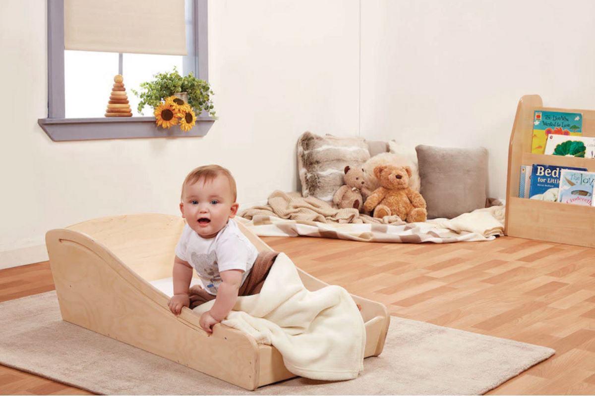 Slaapplek hout incl. matras, laken en deken, afm. B95 x D53 x H28cm, PT828