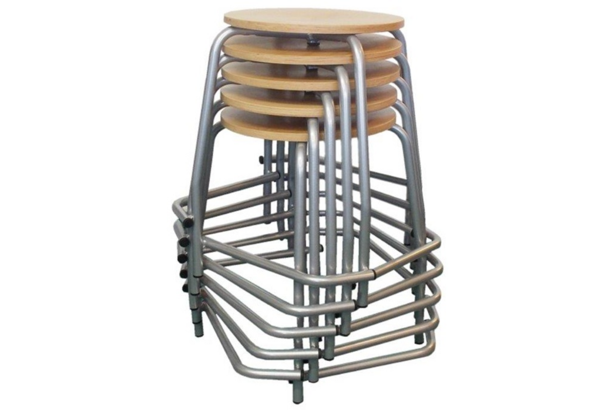 Kruk met verspringende steunen, wit met houten zitting, stapelbaar