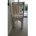 Box hoog Classic enkel wit, spijlen hout, onderstel ‘semi dicht’