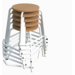 Kruk met verspringende steunen, wit met houten zitting, stapelbaar
