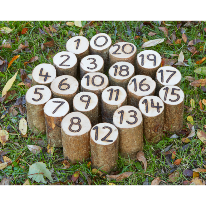 Paaltjes van hout met cijfers, speciaal voor buiten