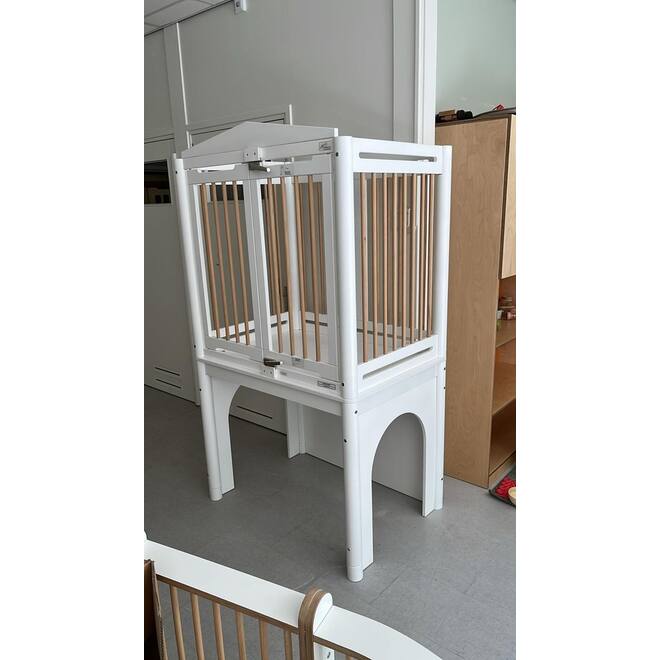 Box hoog Classic enkel wit, spijlen hout, onderstel ‘semi dicht’
