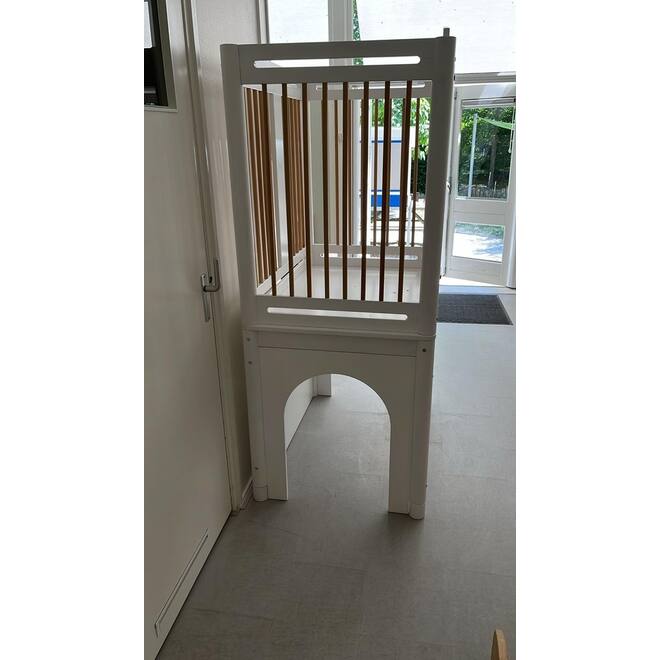 Box hoog Classic enkel wit, spijlen hout, onderstel ‘semi dicht’