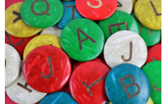 Kokosnoot letters assorti 25 mm, 52 stuks