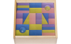 Transparante blokken pastel in een houten kist