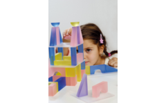 Transparante blokken pastel in een houten kist
