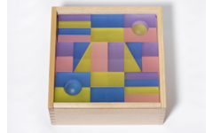 Transparante blokken pastel in een houten kist
