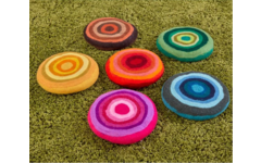 Regenboog poefjes van Vilt, 6 stuks van 30 cm doorsnede