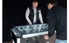 Voetbaltafel SafePlay met afdekglasplaat en telescoopstang, speelklaar