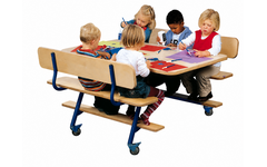 Tafel 132 x 80 cm met 2 banken, blauw onderstel en berkenstructuur blad