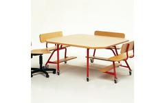 Peuterinstructietafel met 3 banken, rood onderstel en berkenstructuur blad