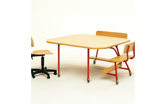 Peuterinstructietafel met 2 banken, rood onderstel en berkenstructuur blad