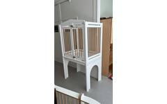 Box hoog Classic enkel wit, spijlen hout, onderstel ‘semi dicht’