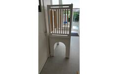Box hoog Classic enkel wit, spijlen hout, onderstel ‘semi dicht’